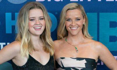 Reese Witherspoon - Ava Phillippe - Reese Witherspoon is simply identical to her mother and daughter in latest family portrait - hellomagazine.com - Alabama