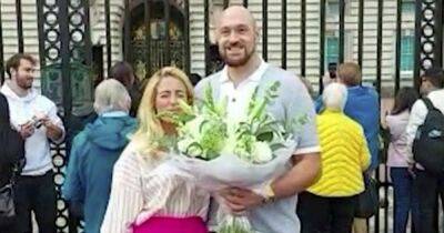 Holly Willoughby - Phillip Schofield - Susanna Reid - prince Philip - Tyson Fury - David Beckham - Elizabeth Ii II (Ii) - Charles - Paris Fury - Tyson Fury and wife Paris leave a bouquet of flowers at Buckingham Palace for the Queen - ok.co.uk - London