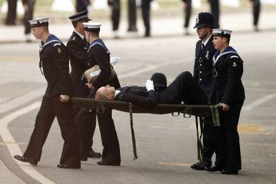Elizabeth Queenelizabeth - Elizabeth Ii II (Ii) - Queen Elizabeth Ii - Police officer collapses, carried away on stretcher during Queen’s funeral - nypost.com - London - county Hall - city Westminster, county Hall
