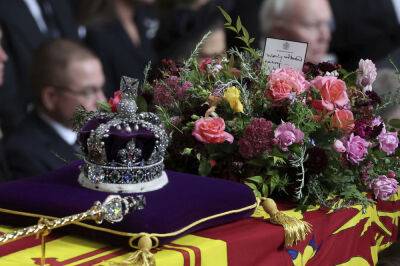 Elizabeth Ii Queenelizabeth (Ii) - Philip Princephilip - princess Anne - Royal Family - Charles Iii III (Iii) - Williams - King Charles III Leaves Poignant Message On The Queen’s Coffin At Funeral - etcanada.com - Britain - London - county Windsor - county Andrew - county Prince Edward - city Saint George