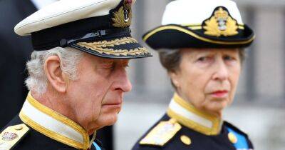 prince Harry - queen Elizabeth - prince Philip - prince Louis - Charles Iii III (Iii) - queen consort Camilla - King Charles III wells up as mother Queen Elizabeth's coffin is carried into Westminster Abbey - manchestereveningnews.co.uk - Britain