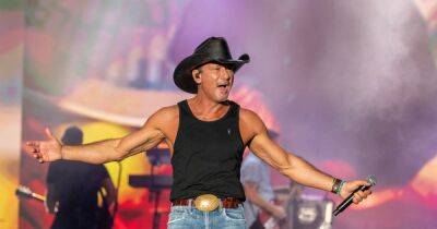Tim McGraw falls off stage during concert, dubs it a 'great night' - www.wonderwall.com - New York - Los Angeles - Los Angeles - Arizona