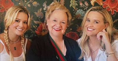 Reese Witherspoon - Ryan Phillippe - Reese Witherspoon poses for a snap with lookalike mother and daughter - msn.com - France