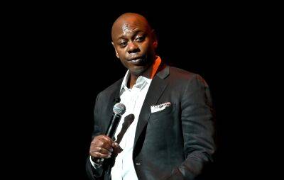 Chris Rock - Dave Chappelle - Jeff Ross - Dave Chappelle makes surprise appearance at Liverpool comedy club - nme.com - Britain - London - Minnesota - county Ross