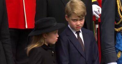 Kate Middleton - prince Louis - princess Charlotte - Charlotte Princesscharlotte - Royal Family - prince George - Sweet moment Charlotte reminds brother George to bow at Queen's coffin - ok.co.uk - Britain - Charlotte