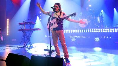 Weezer Teases ‘SZNZ: Winter’ Album at Secret Club Show in Los Angeles - variety.com - Los Angeles - Los Angeles - county Miller