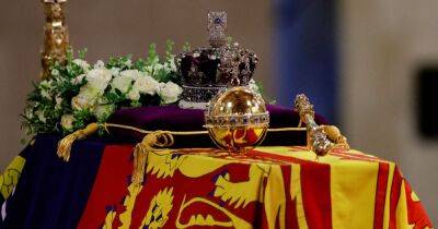 Elizabeth Ii Queenelizabeth (Ii) - Charles Iii III (Iii) - Why Queen's crown was bolted to her coffin after grandfather's fell into the gutter - ok.co.uk - county King George - Malta - county Imperial
