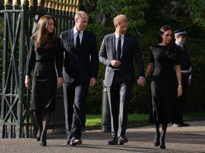 prince Harry - duchess Meghan - prince Philip - Charles - Williams - princess Catherine - Source: ‘Both Couples Found It Hard’ During ‘Awkward’ Windsor Castle Walkabout Following The Queen’s Death - etcanada.com