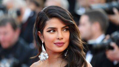 Priyanka Chopra Debuted Cozy Blonde, Ultra-Long Hair Just in Time for Fall - www.glamour.com
