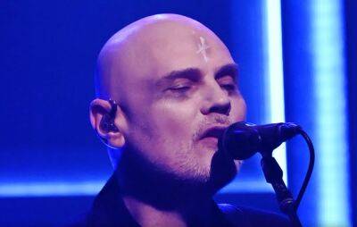 Billy Corgan - Watch Smashing Pumpkins bring ‘Beguiled’ to ‘Fallon’ - nme.com - Chicago - Switzerland