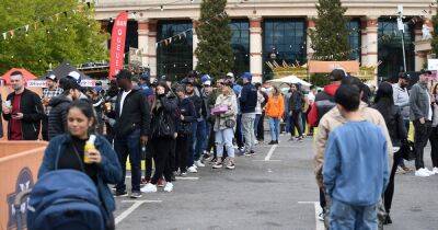 Trafford Centre - Chicken fans blast Wing Fest after 'horrendous' two-hour queues per stall - manchestereveningnews.co.uk - Britain - Manchester
