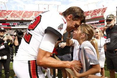 Tom Brady - Vivian Lake - Bridget Moynahan - Tom Brady’s Kids Support Their Dad In Adorable Moment At Tampa Bay Buccaneers Home Opener - etcanada.com - county Bay - city Tampa, county Bay