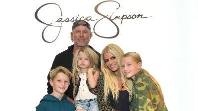 Jessica Simpson - Eric Johnson - Jessica Simpson's Daughter Maxwell Sings and Dances Along to Her 2006 Hit 'A Public Affair' - etonline.com - Los Angeles - Mexico