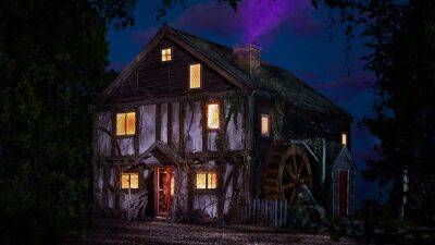 Kathy Najimy - Mary Sanderson - You Can Stay in a Haunted ‘Hocus Pocus’-Inspired Cottage From Airbnb… If You Dare - thewrap.com - state Massachusets - city Sanderson - city Salem - Salem, state Massachusets