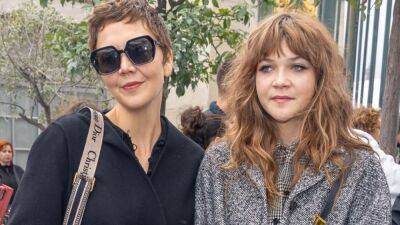 Maggie Gyllenhaal - Peter Sarsgaard - Maggie Gyllenhaal and 15-Year-Old Daughter Ramona Make Rare Appearance Together at Paris Fashion Week - etonline.com - France