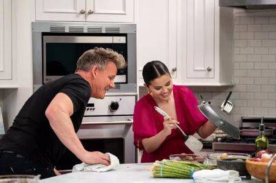 Selena Gomez - Gordon Ramsay - Hannah Montana - Selena Gomez Panics As Gordon Ramsay Yells In Hilarious ‘Selena + Chef’ Clip - etcanada.com - Montana