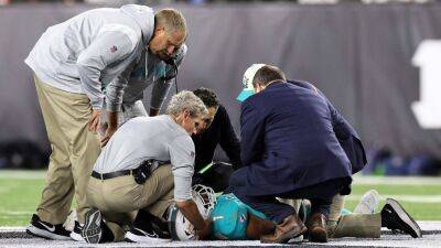 Miami Dolphins' Tua Tagovailoa Taken Off Field on Stretcher, Hospitalized With Head, Neck Injuries - www.etonline.com - Alabama