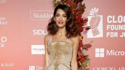 Amal Clooneyfoundation - Amal Clooney Evokes Flapper Girl-Style in Gilded Versace - glamour.com - New York