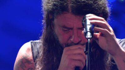 Paul Maccartney - Dave Grohl - Foo Fighters - Travis Barker - Liam Gallagher - My Hero - Dave Grohl Breaks Down During Taylor Hawkins Concert; Members Of Metallica, Queen, Paul McCartney, AC/DC Among Those Paying Tribute To Foo Fighters Drummer - deadline.com - USA