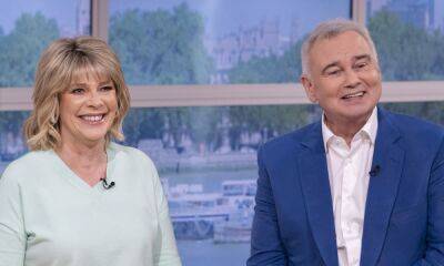 Ruth Langsford - George Clooney - Eamonn Holmes - Eamonn Holmes stuns fans with incredibly youthful appearance in new photo - hellomagazine.com - Manchester