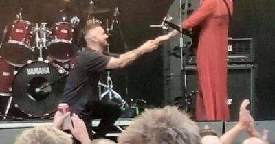 Guitarist proposes to his bandmate girlfriend on the main stage of a rock festival - manchestereveningnews.co.uk - city Coventry