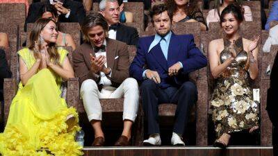 Harry Styles - Chris Pine - John F.Kennedy - Fans Think Harry Styles Spit on Chris Pine at the 'Don't Worry Darling' Premiere: See the Viral Moment - etonline.com - USA - Italy - city Venice - county Pine