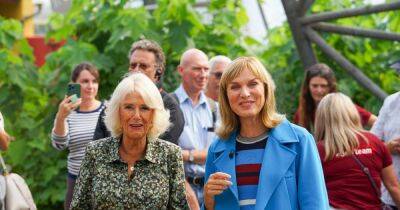 Camilla gives the experts a run for their money as she joins Antiques Roadshow - www.ok.co.uk - France