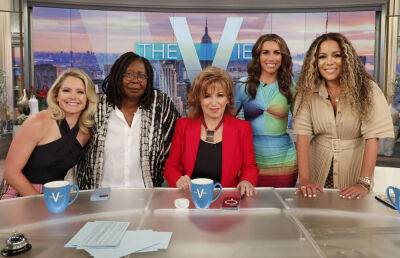 ‘The View”s Sara Haines Jokes About Her Wardrobe Malfunction On Live TV - etcanada.com