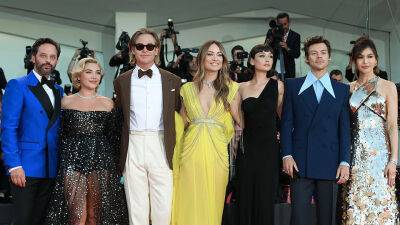 Page VI (Vi) - Florence Pugh - Harry Styles - Olivia Wilde - Nick Kroll - Jason Sudeikis - Sydney Chandler - Nick Kroll Just Trolled ‘Don’t Worry Darling’ Fans Thinking He Was Harry or Olivia at the Premiere - stylecaster.com