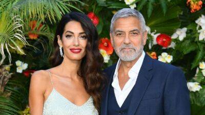 George Clooney - Julia Roberts - Kaitlyn Dever - Amal Clooney - George Roberts - George and Amal Clooney Are a Glamorous Pair at 'Ticket to Paradise' Red Carpet Premiere - etonline.com - Britain