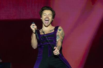 Chris Pine - Harry Styles Jokes He Went to ‘Venice to Spit on Chris Pine’ During Return to Madison Square Garden - variety.com - New York