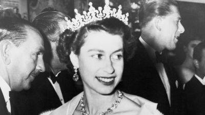 Donald Trump - queen Elizabeth - A Guide to Queen Elizabeth's Considerable Tiara Collection - glamour.com - Britain - USA - Ireland - Russia - Burma - county King George