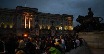 Huge crowds gather outside Buckingham Palace to pay tribute to Queen Elizabeth II - www.manchestereveningnews.co.uk - Manchester - county Prince Edward