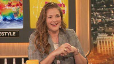 Carrie Bradshaw - Drew Barrymore - Justin Long - Sam Jones - Drew Barrymore Reveals She Was 'Ghosted,' Teases Season 3 of Talk Show (Exclusive) - etonline.com - Italy