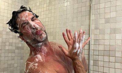 Jennifer Aniston - David Schwimmer - David Schwimmer teases Jennifer Aniston with a shower picture ahead of her LolaVie release - us.hola.com
