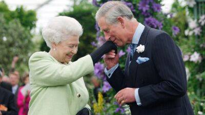 Queen Elizabeth II's Death: Here's Who Saw Her Before She Died - www.etonline.com - Scotland - county Andrew - county Charles - county Prince Edward