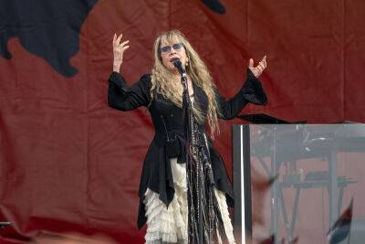 Elton John - prince Andrew - Sarah Ferguson - Fleetwood Mac - Stevie Nicks Dedicates Moving Performance Of ‘Landslide’ To The Queen - etcanada.com - New York - Illinois - county Garden - county Highland