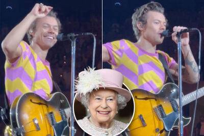 Elizabeth II - Harry Styles - Royal Family - Charles Iii III (Iii) - Queen Elizabeth Ii - Harry Styles honors Queen Elizabeth after her death at NYC concert - nypost.com - Britain - Scotland - New York