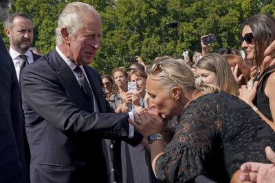 Fan Kisses King Charles As Crowds Gather To Greet Him Upon His Arrival Back At Buckingham Palace - etcanada.com - Scotland