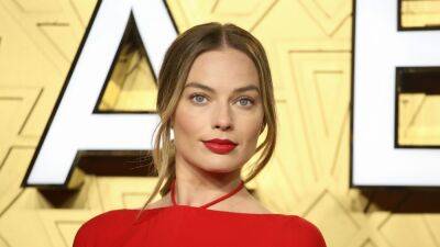 Margot Robbie Manages to Make Even a Shapeless Dress Look Amazing—See Pics - www.glamour.com - Britain - France
