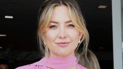 Kate Hudson Kicks Off 2023 With This 2000s Styling Hack—See Pics - www.glamour.com - county Parker