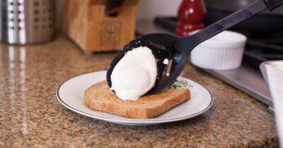 TikTok mum shares 'easy' poached egg hack for the 'perfect' yolk every time - www.dailyrecord.co.uk
