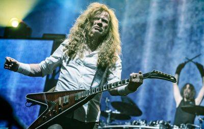 Watch Dave Mustaine kick security guards out of Megadeth gig: “I hate bullies” - www.nme.com - Italy - Illinois