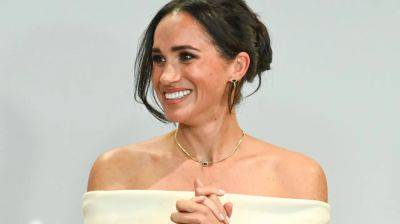 Meghan Markle Does Off-the-Shoulder Off-White - www.glamour.com - city Brooklyn