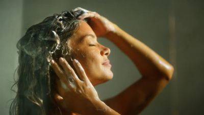 How Often Should You Wash Your Hair? Experts Set the Shampoo Debate Straight - www.glamour.com - New York