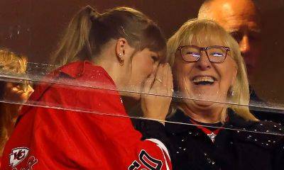 Taylor Swift appears to share a hilarious secret with Travis Kelce’s mom at tonight’s game - us.hola.com - Brazil - USA - Miami - Japan - Argentina - city Indianapolis