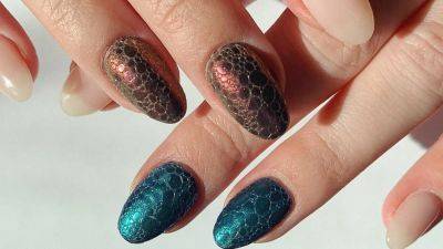 How to DIY Bubble Nails for a Snakeskin Nail Design - www.glamour.com - Poland