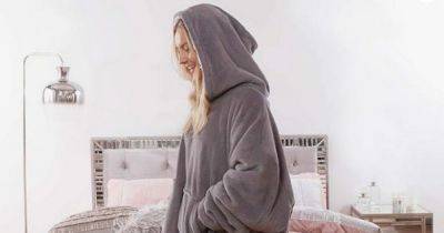 Amazon shoppers 'turning off heating' with £13 Oodie hooded blanket 'dupe' - www.ok.co.uk