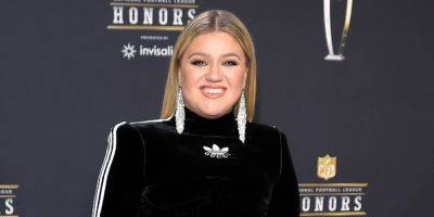 Kelly Clarkson's Annoyed by NFL Coverage of Taylor Swift & Travis Kelce Instead of the Game - www.justjared.com - USA - Taylor - county Travis