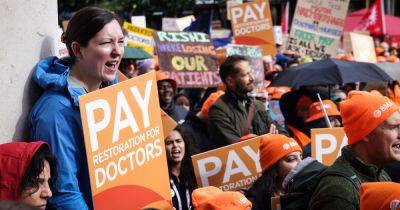 Junior doctors to hold talks with government after months of strike action over pay - www.manchestereveningnews.co.uk - Britain - Manchester